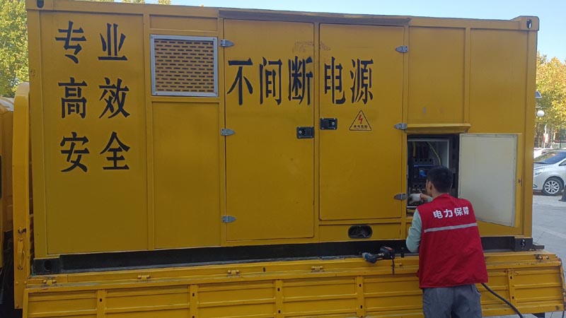 永城柴油发电机组和UPS电源配合使用时，如何避免切换过程中的电力中断？